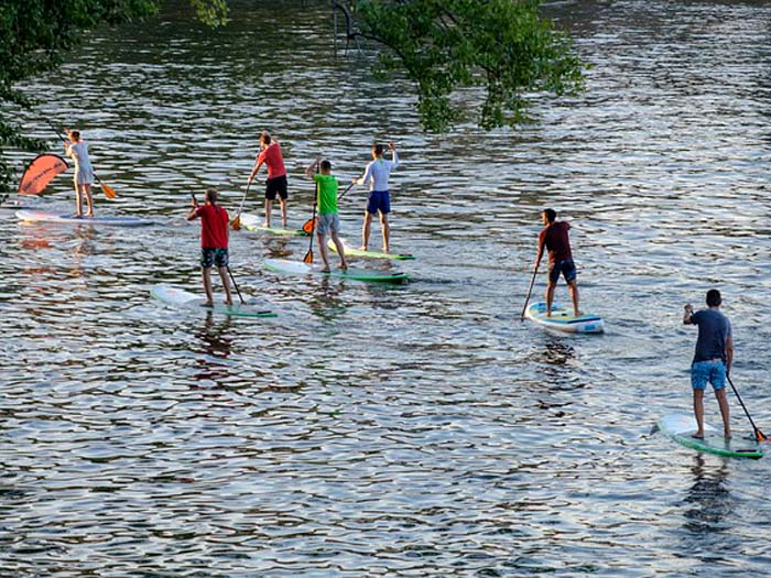 7 personas practicando Paddle Surf en Granada