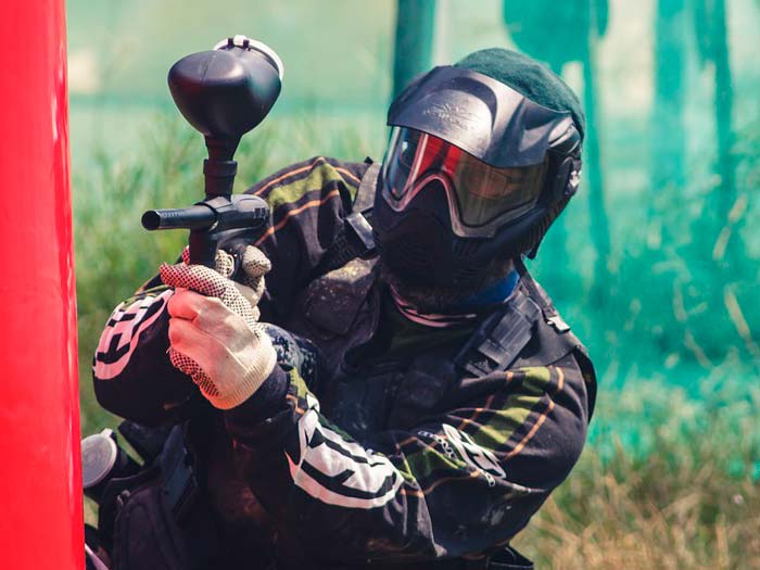 Una persona practicando paintball en Granada