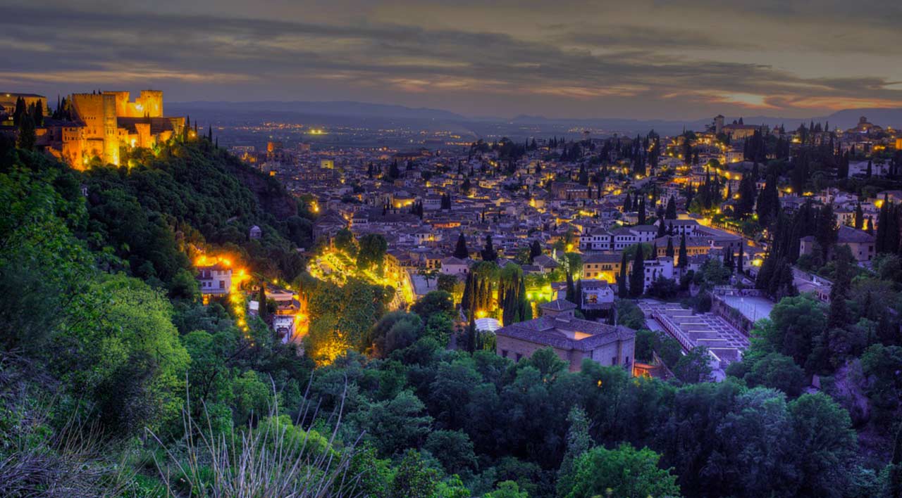 Imagen paronámica de Granada con un tono morado