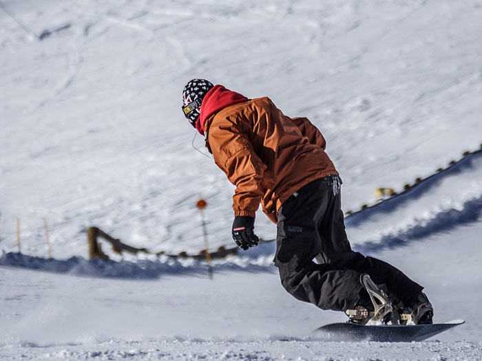 Una persona practicando Snowboard en Granada